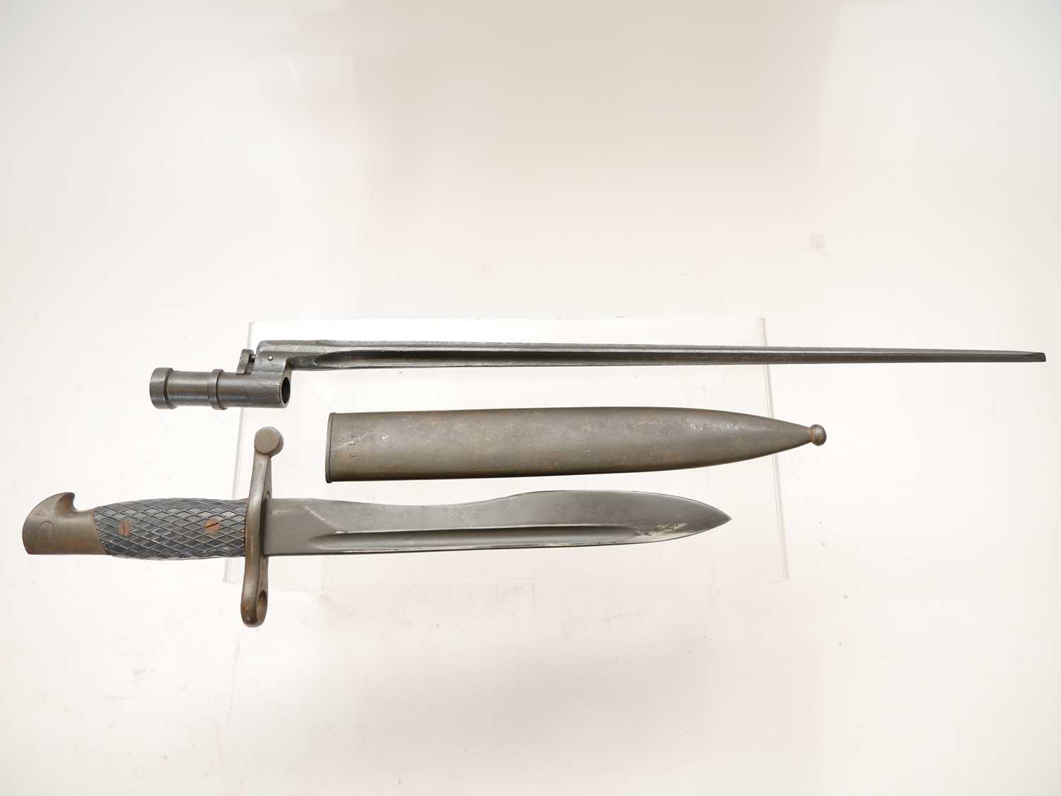 Two bayonets, to include a Russian M1891/30 Mosin Nagant socket bayonet, and a Spanish M1943 bayonet - Image 5 of 7