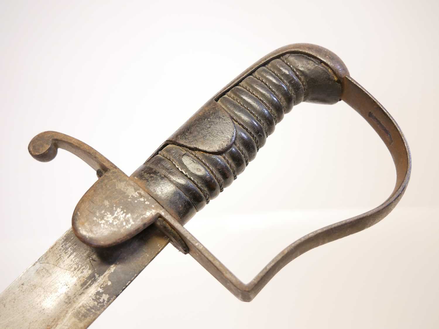 British 1796 pattern troopers sabre and scabbard, curved blade with single fuller, leather bound - Image 13 of 17