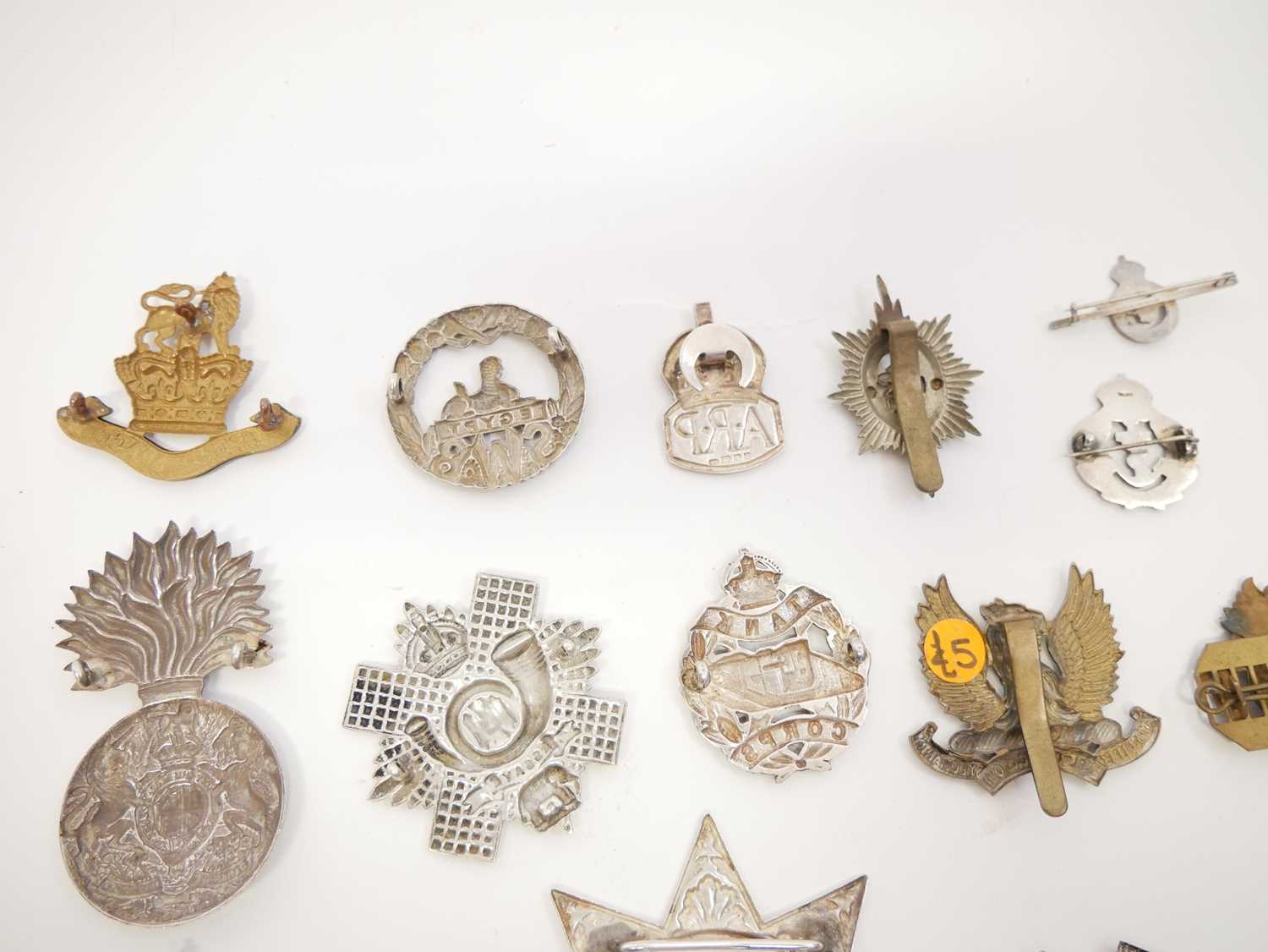 Twenty six British Army cap badges and Scottish clan badges, ten of which are Sterling silver. - Image 21 of 23