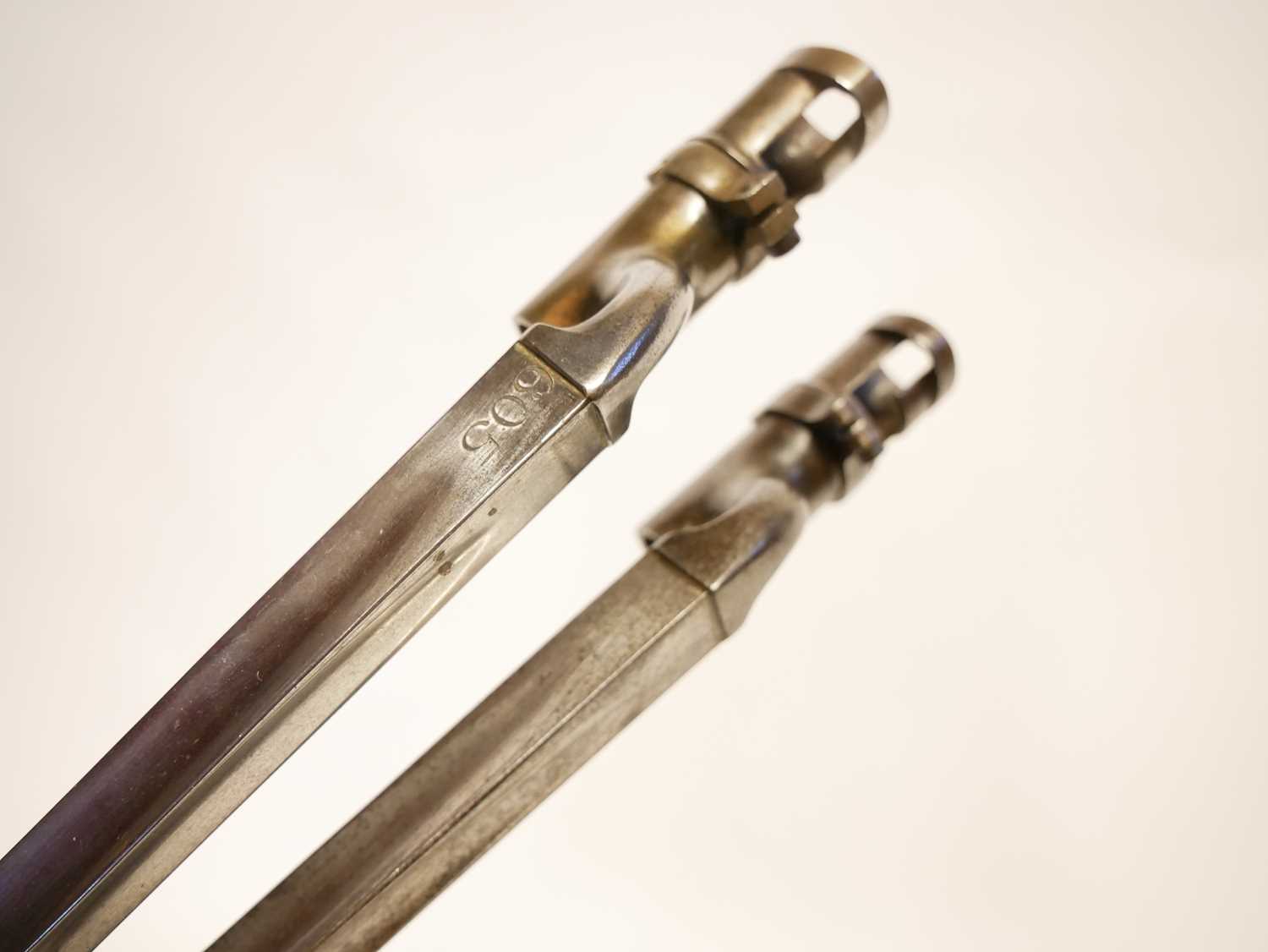 P53 pattern bayonet with early scabbard bearing a faint maker's oval, the ricasso with WD inspection - Image 4 of 10