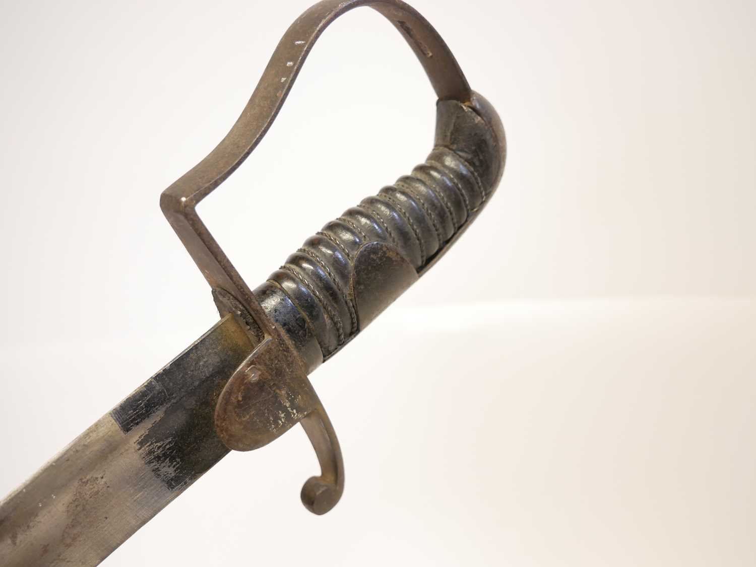 British 1796 pattern troopers sabre and scabbard, curved blade with single fuller, leather bound - Image 14 of 17