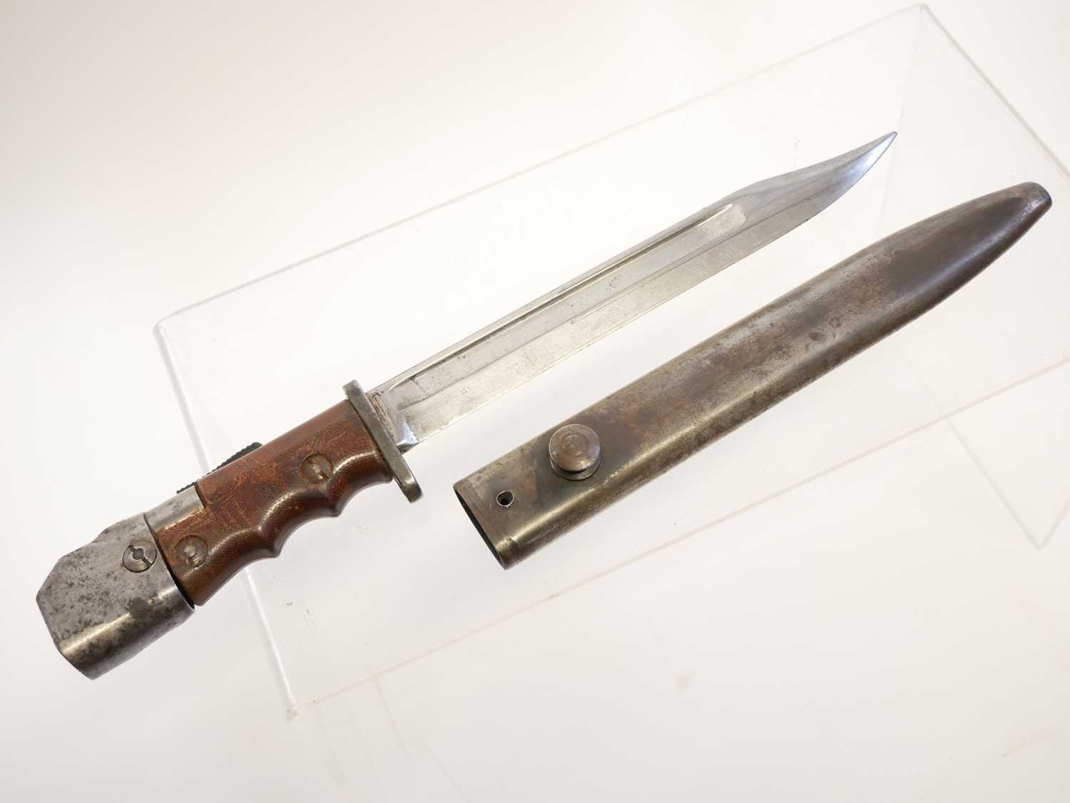 British No.7 bayonet and scabbard, lacking the muzzle ring, the ricasson stamped No7 MkI L. Buyer - Image 2 of 5