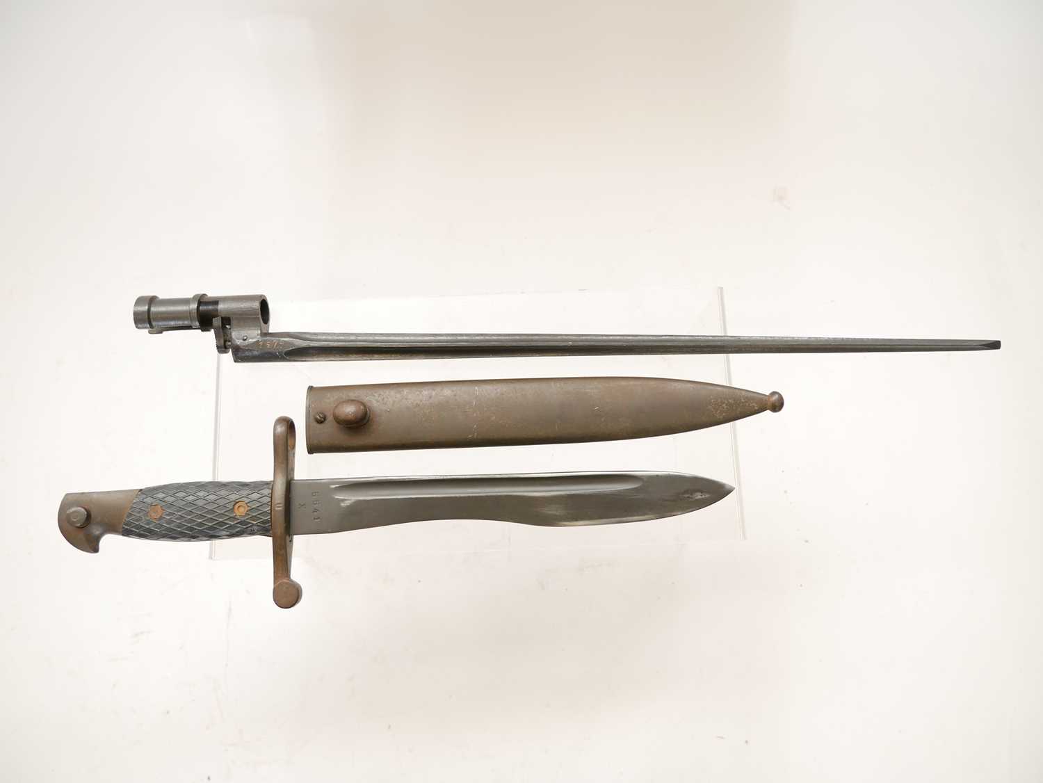 Two bayonets, to include a Russian M1891/30 Mosin Nagant socket bayonet, and a Spanish M1943 bayonet - Image 2 of 7