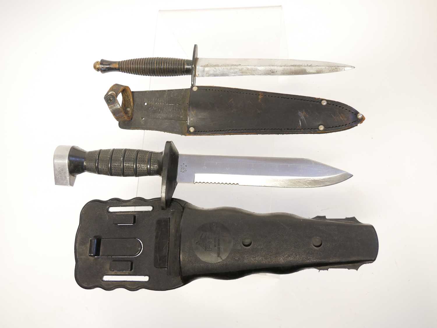 Fairbairn Sykes dagger and scabbard, completely unmarked, also a PIC Diver's Knife and plastic - Image 2 of 7