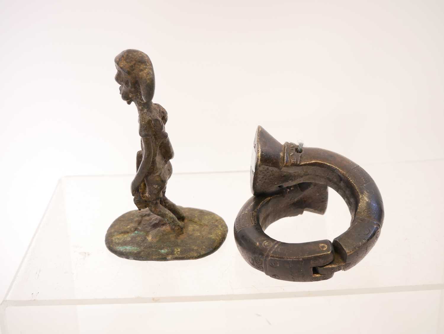 African tribal bronze figure with a crossbow - Image 5 of 6