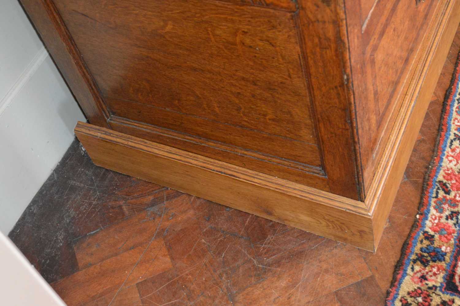 George III Oak and Mahogany Cross-Banded Housekeepers Cupboard - Image 19 of 23