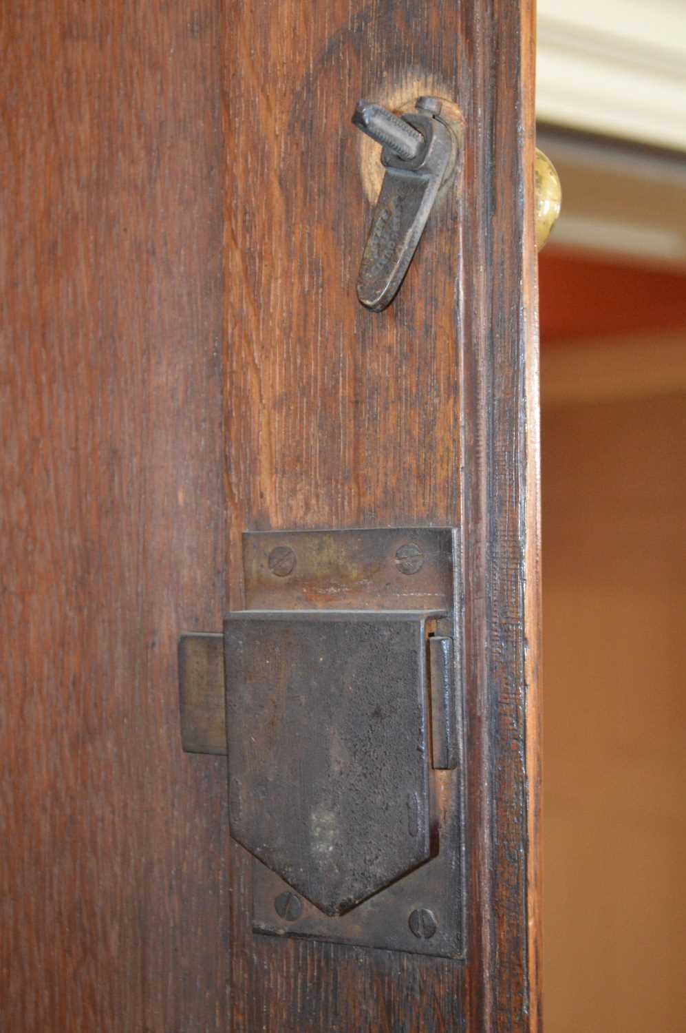 George III Oak and Mahogany Cross-Banded Housekeepers Cupboard - Image 10 of 23