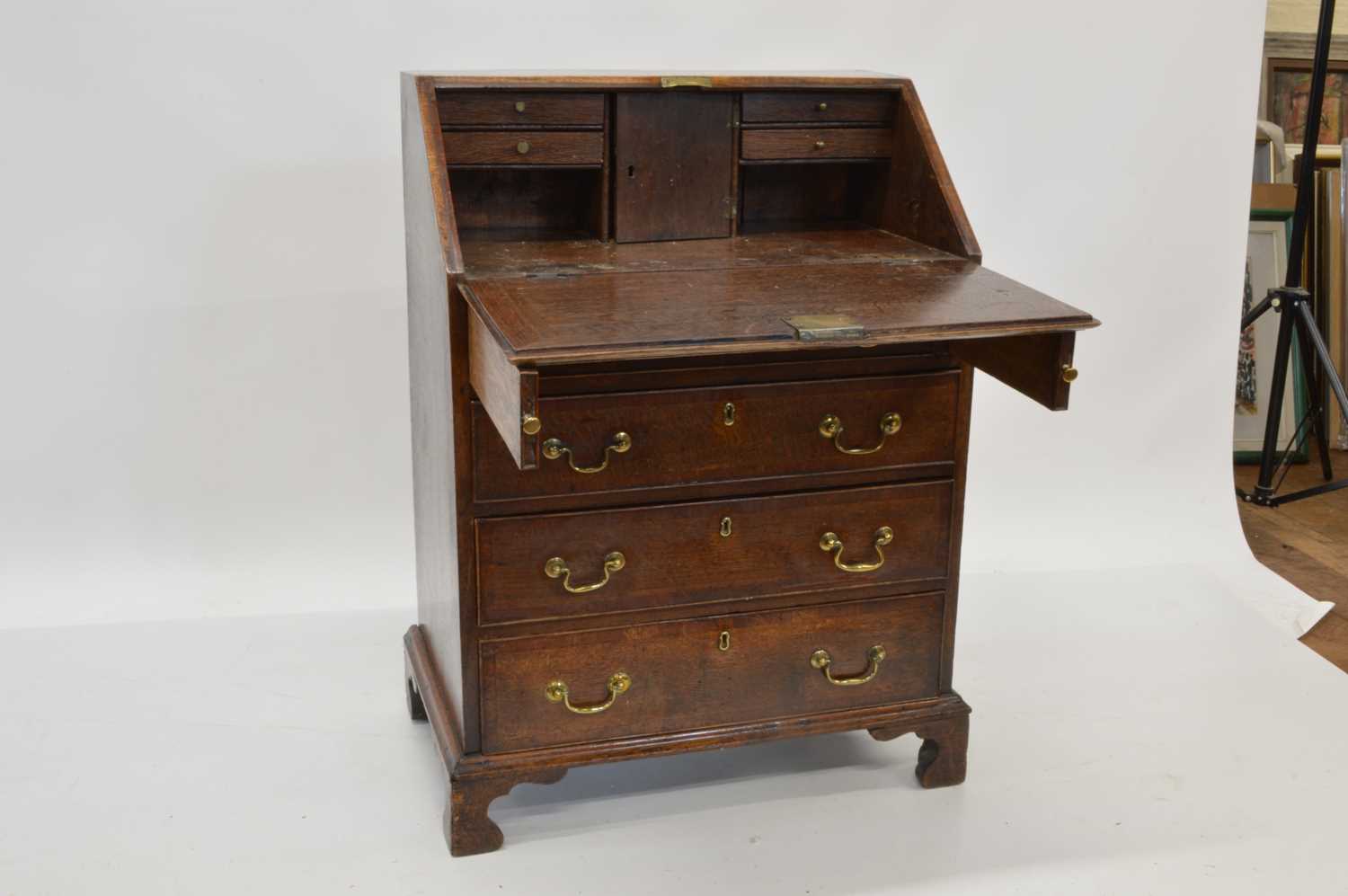 George III Oak and Mahogany Banded Bureau of Small Proportions - Image 5 of 12