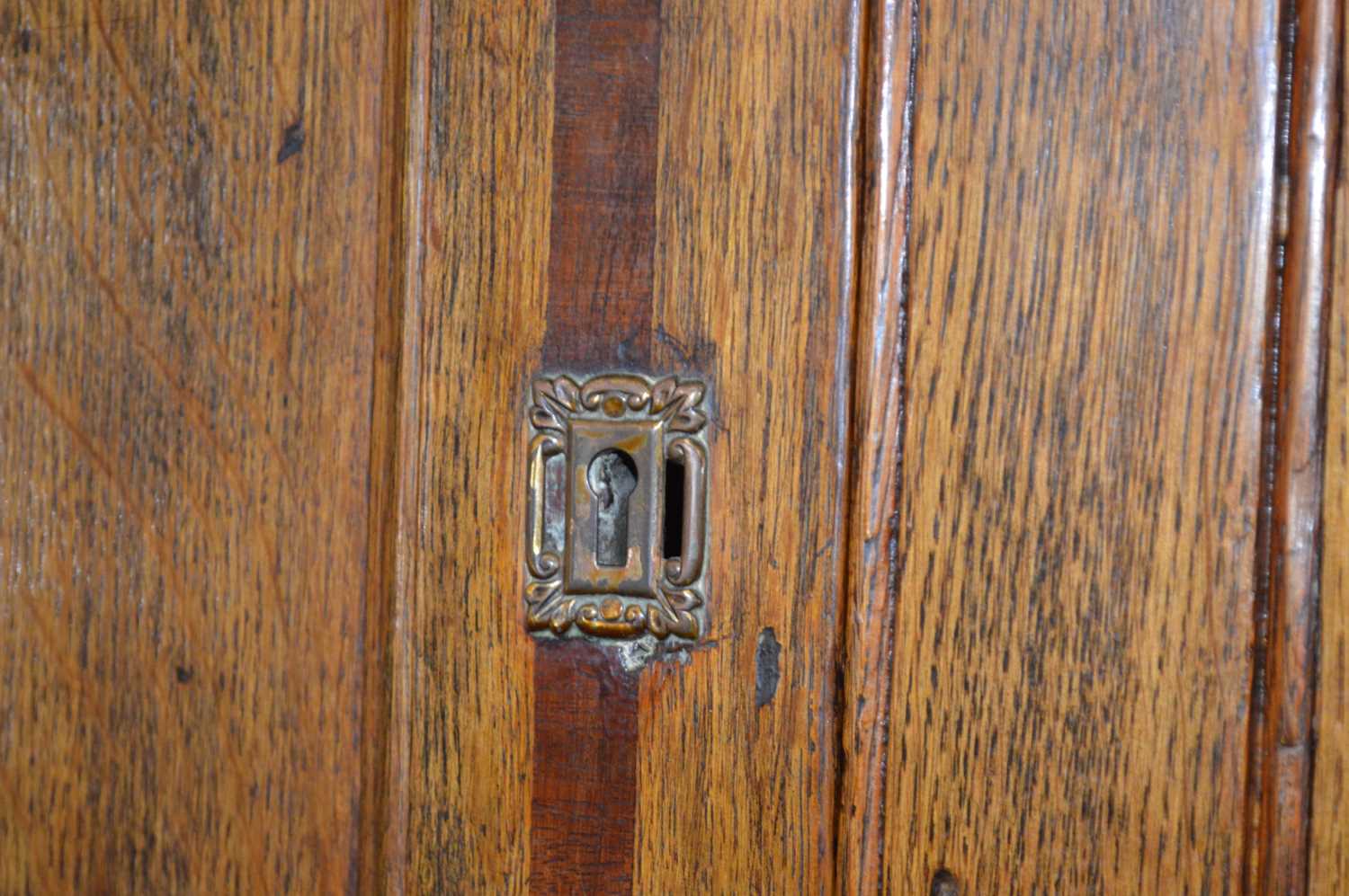 George III Oak and Mahogany Cross-Banded Housekeepers Cupboard - Image 13 of 23