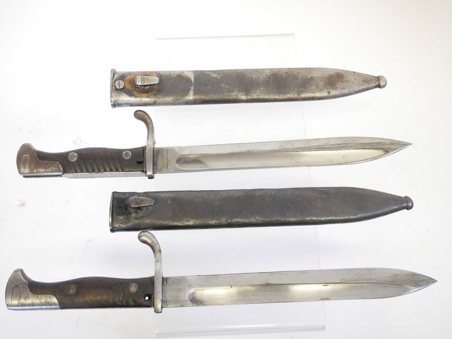 Two German WWI S.98/05 short butchers bayonets and scabbards, both by Mauser with factory stamps - Image 7 of 15