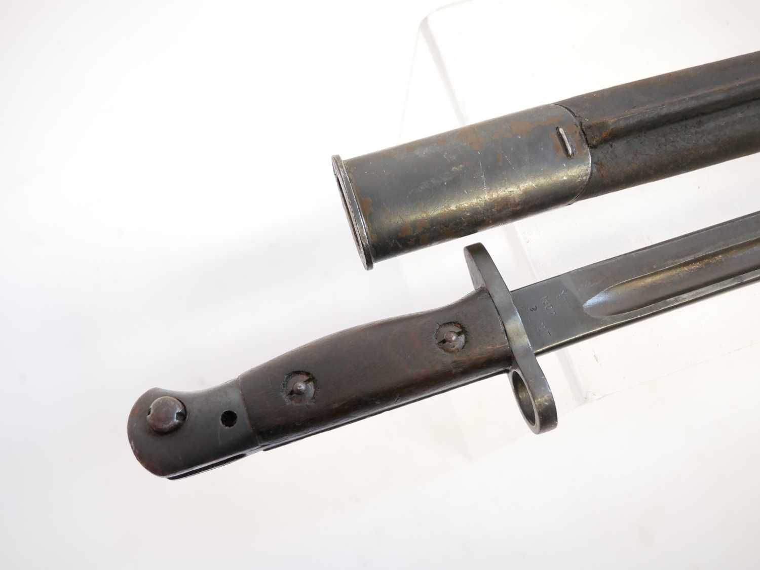 Lee Enfield SMLE 1907 pattern sword bayonet and scabbard, by Chapman, the ricasso stamped with 2' 17 - Image 9 of 9