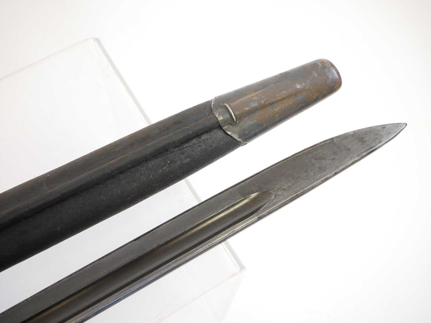 Lee Enfield SMLE 1907 pattern sword bayonet and scabbard, by Chapman, the ricasso stamped with 2' 17 - Image 8 of 9