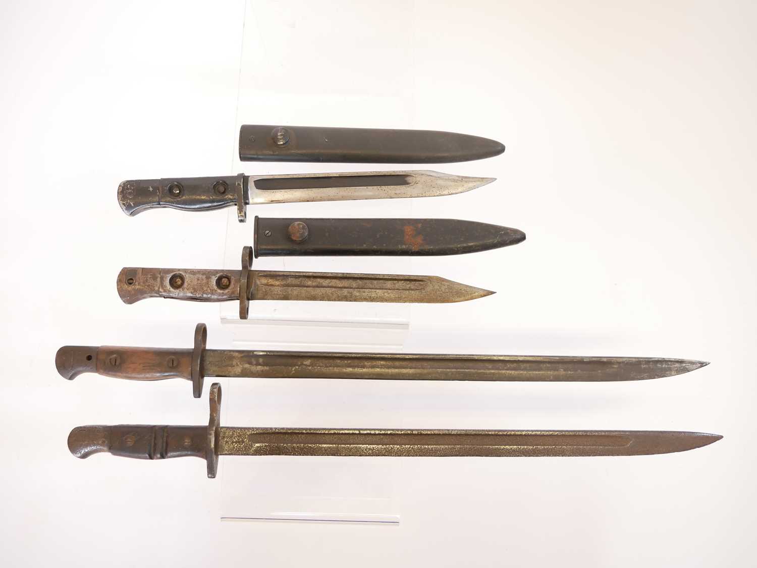 Collection of bayonets, to include two L.1.A.3. SLR bayonets and scabbards, one lacking the muzzle - Image 2 of 9