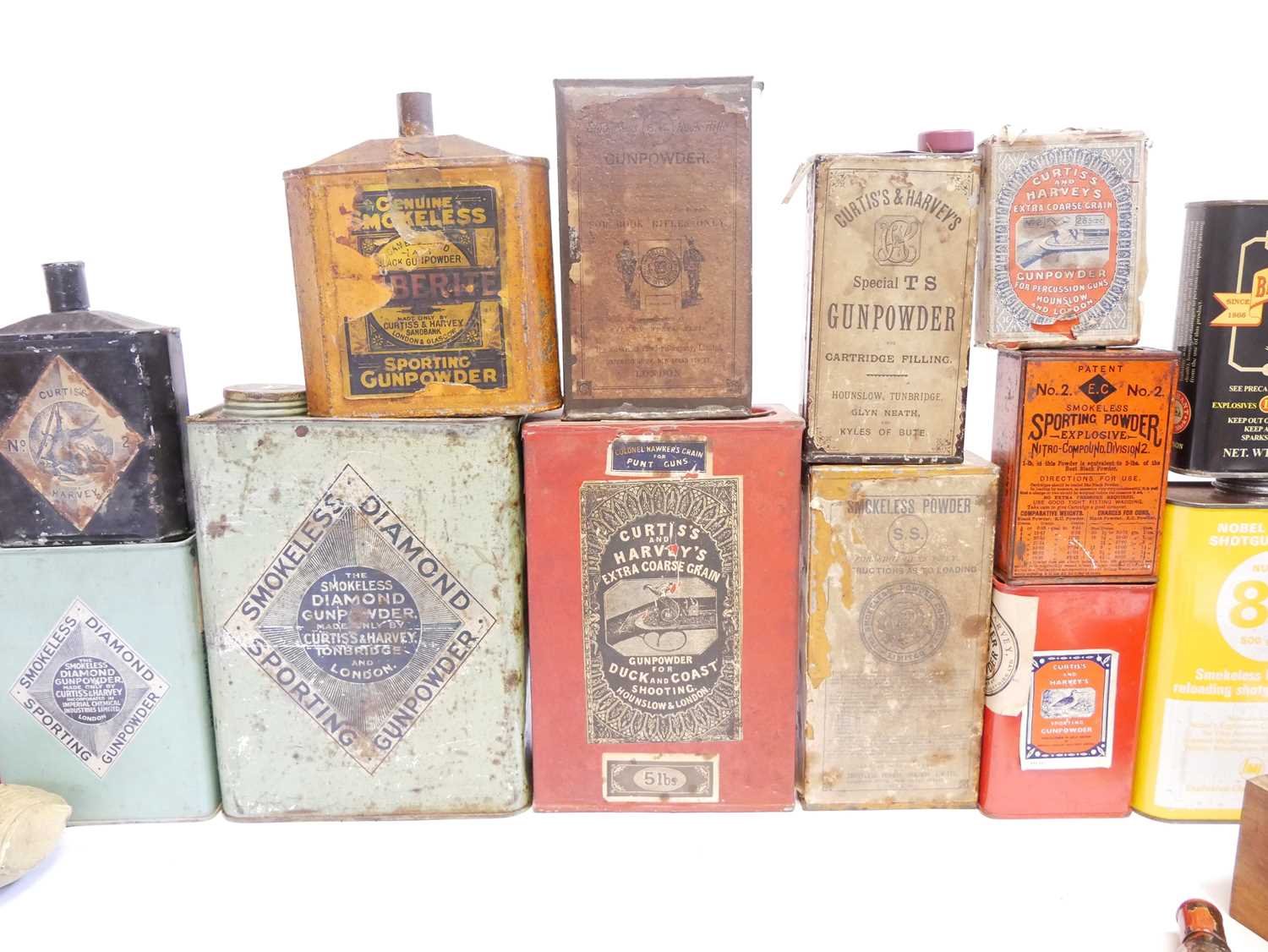 Twenty eight vintage black powder and nitro powder tins, all empty for display purposes only, also a - Image 5 of 7