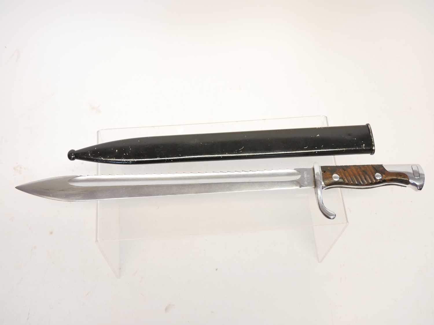 German WWI S.98/05 sawback butchers bayonet and scabbard, the ricasso stamped with makers mark - Image 8 of 9