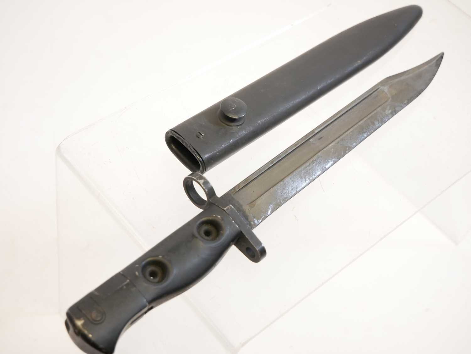 L1A3 SLR bayonet and scabbard, finished black all over, the grip stamped L1A3 960-0257 B. Buyer must - Image 4 of 7
