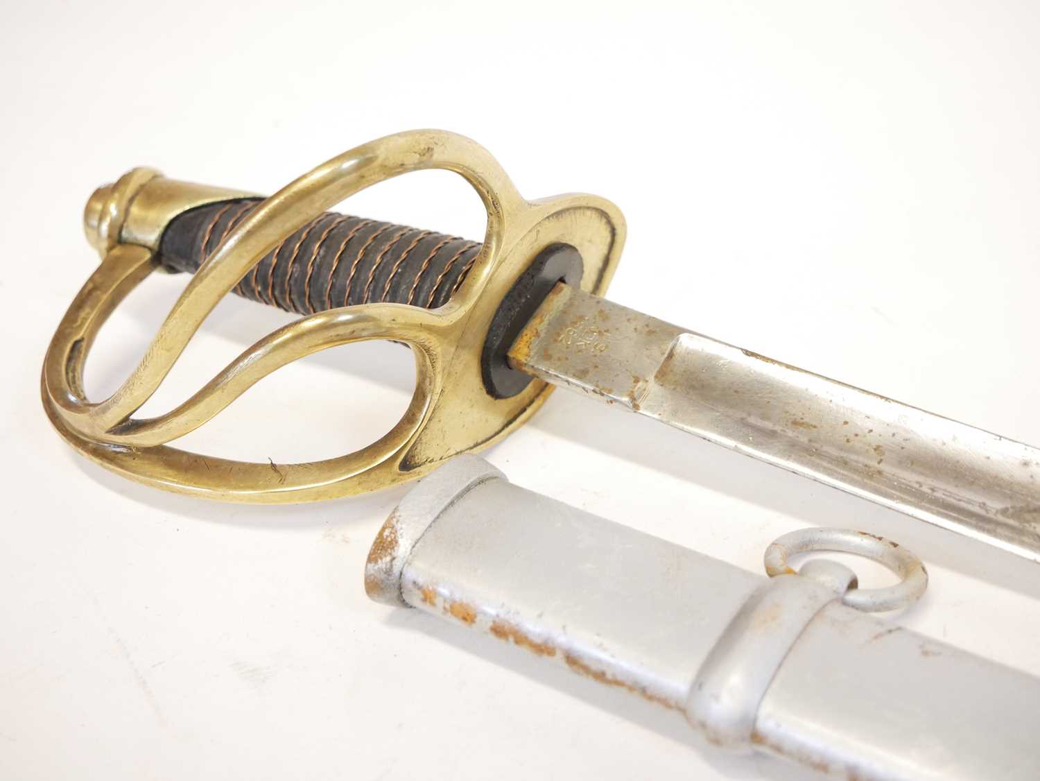 Reproduction US wrist breaker cavalry sabre and scabbard, curved fullered blade with brass guard and - Image 5 of 11