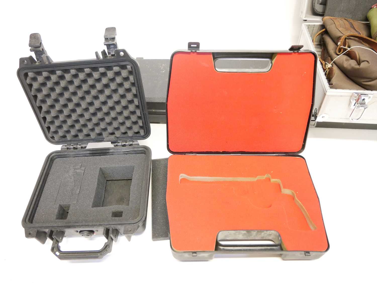 MTM hard plastic rifle case, together with three pistol cases – one aluminium the others plastic and - Bild 3 aus 4