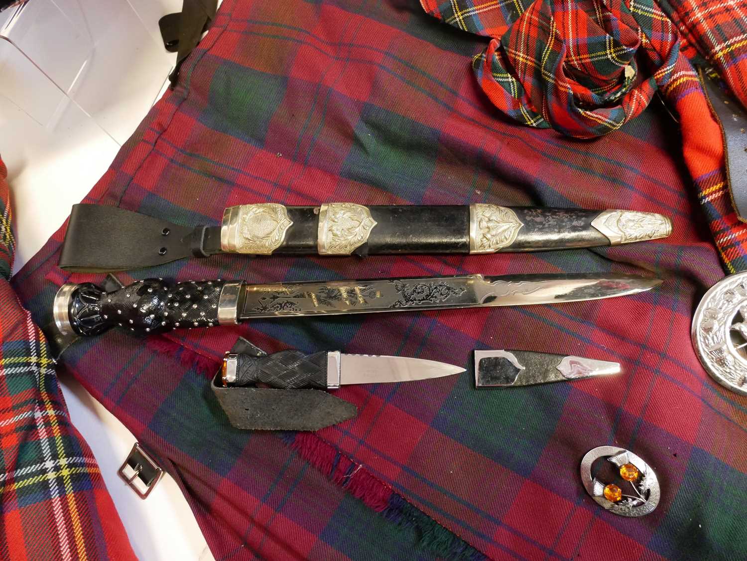 Scottish Highland costume, to include Sgian and Dubh, a Dirk with plated mounts, cased set of - Bild 6 aus 53