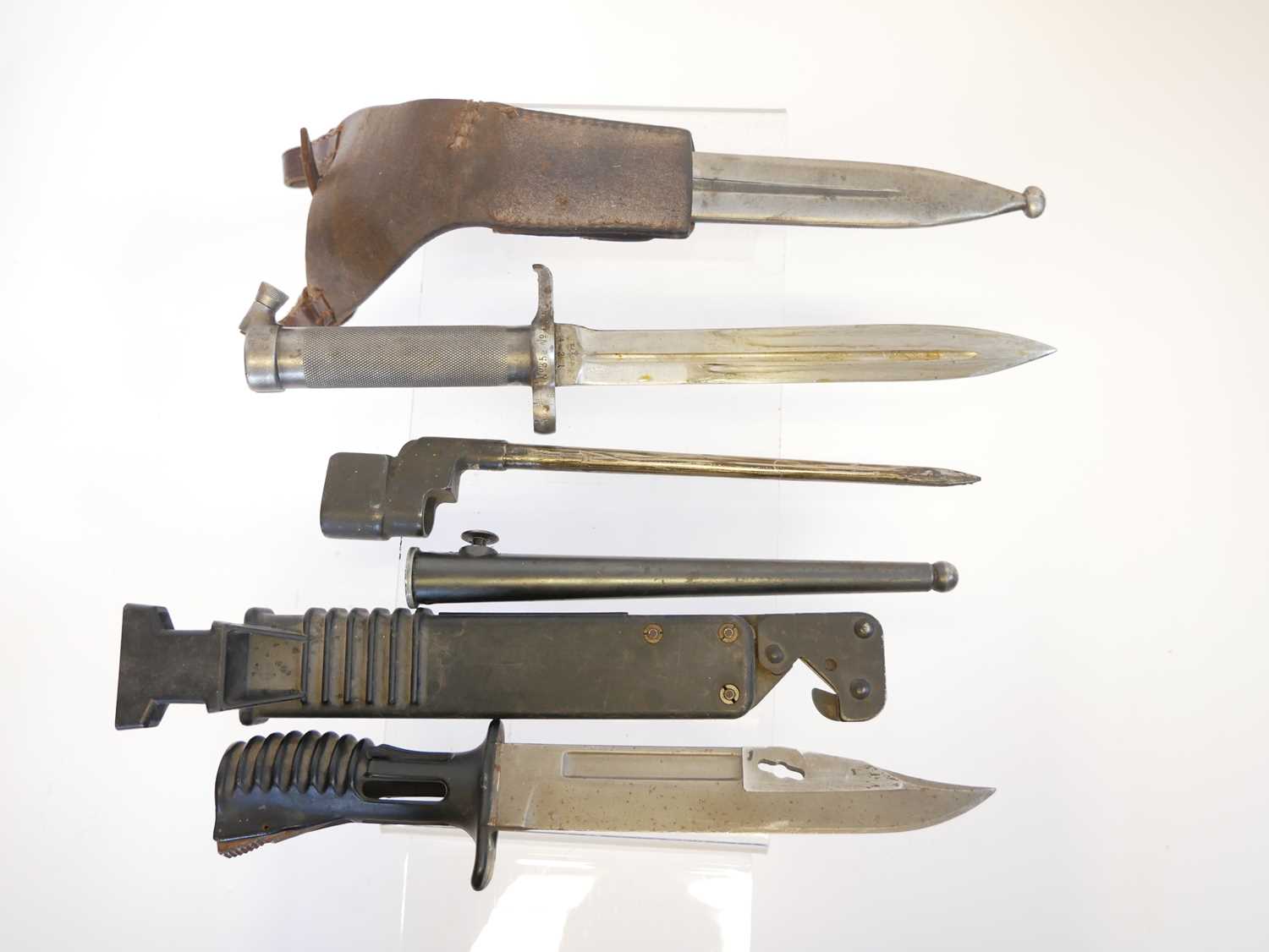 Collection of bayonets, to include two L.1.A.3. SLR bayonets and scabbards, one lacking the muzzle - Image 7 of 9