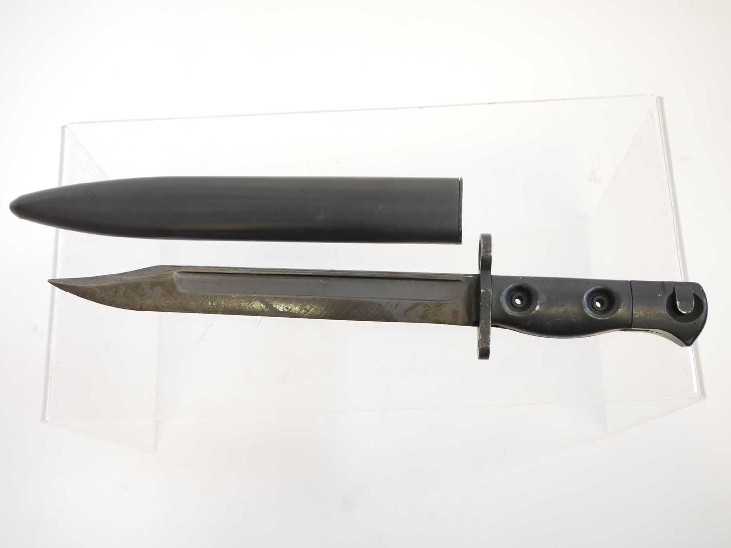 L1A3 SLR bayonet and scabbard, finished black all over, the grip stamped L1A3 960-0257 B. Buyer must - Image 5 of 7