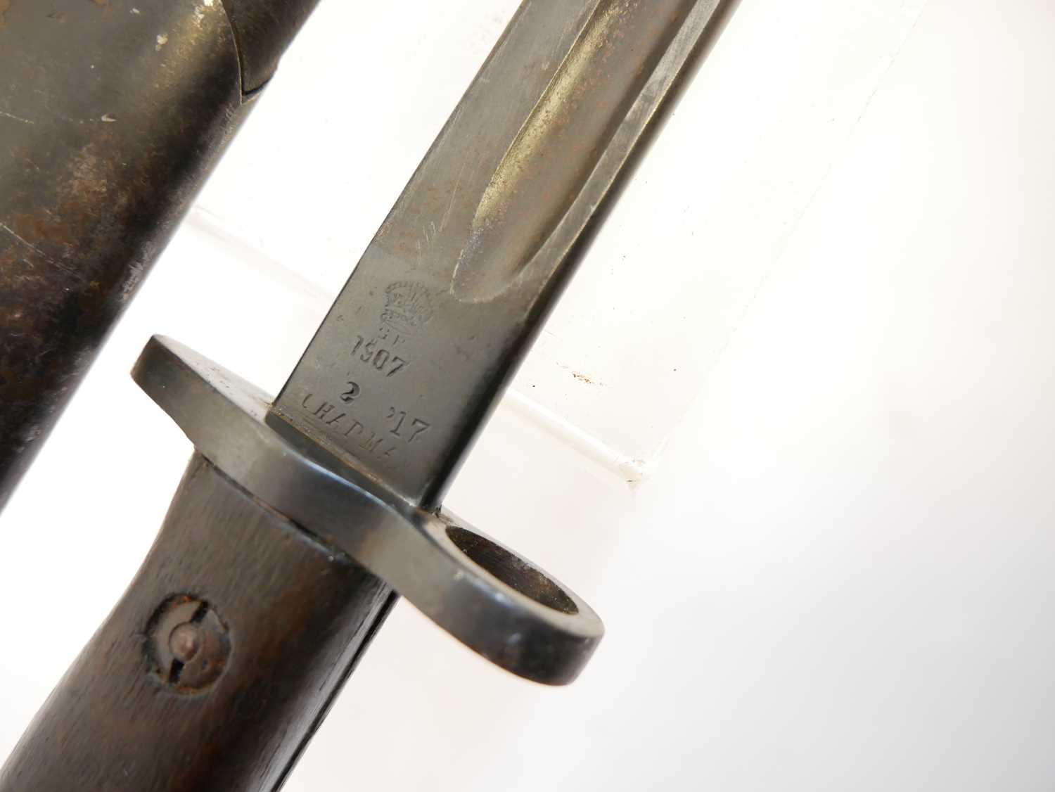 Lee Enfield SMLE 1907 pattern sword bayonet and scabbard, by Chapman, the ricasso stamped with 2' 17 - Image 7 of 9