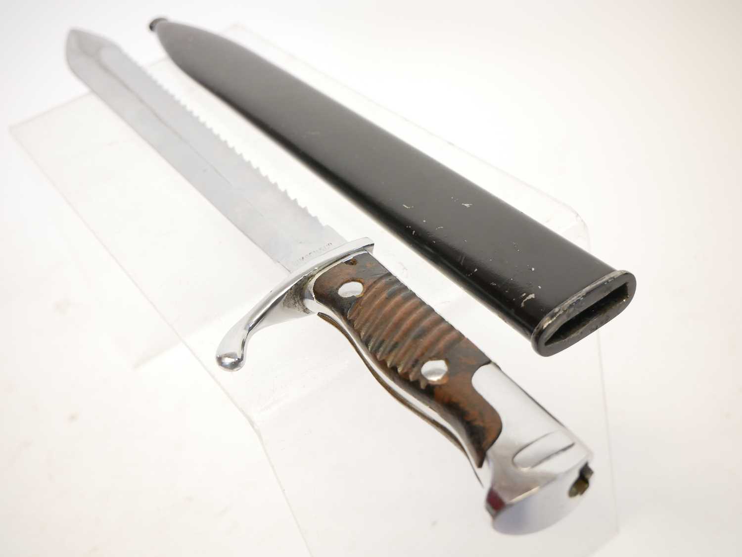 German WWI S.98/05 sawback butchers bayonet and scabbard, the ricasso stamped with makers mark - Image 9 of 9