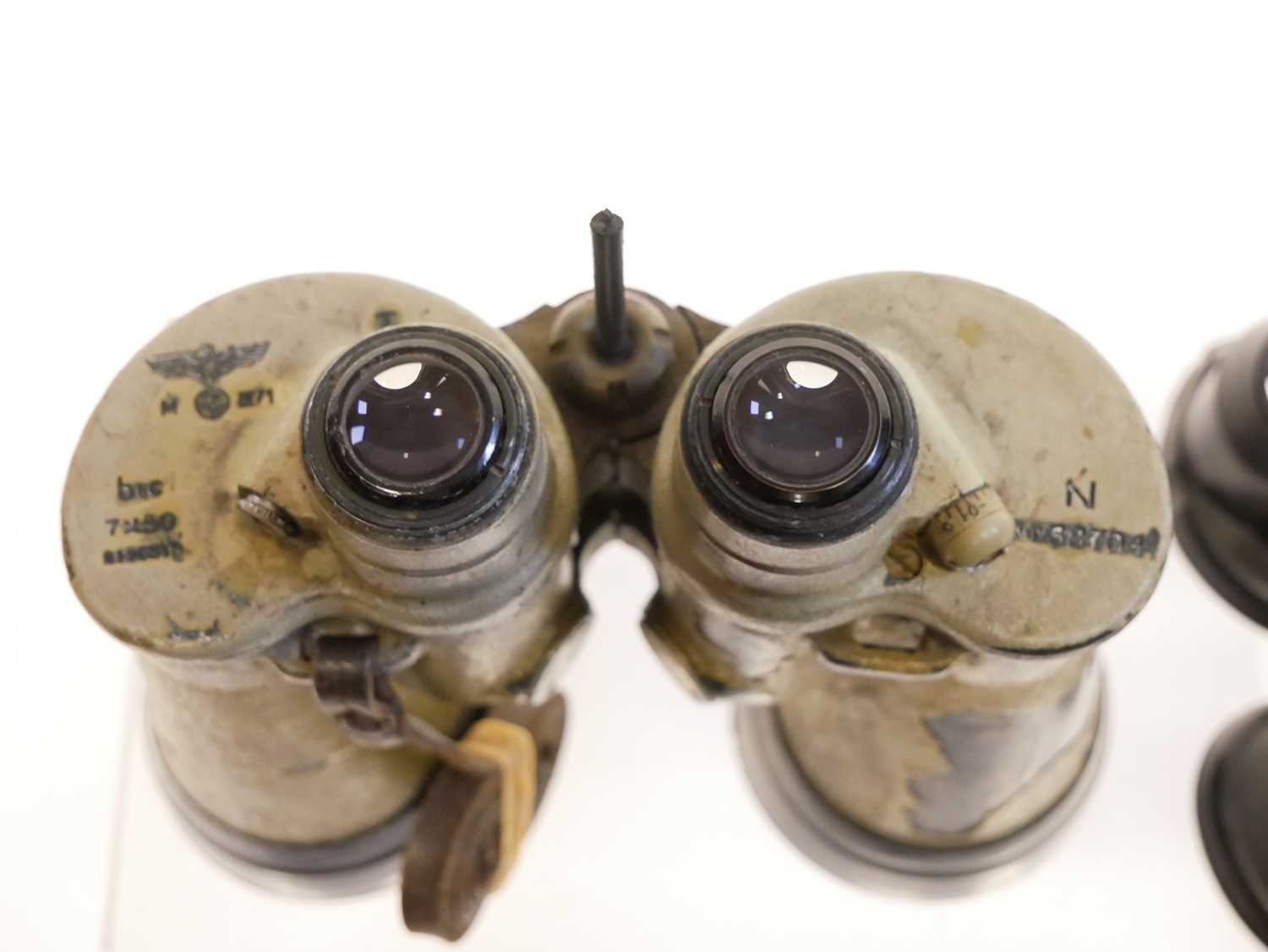 Extremely rare pair of German WWII 7x50 U-Boat binoculars, first model stamped with manufacturer - Image 4 of 20
