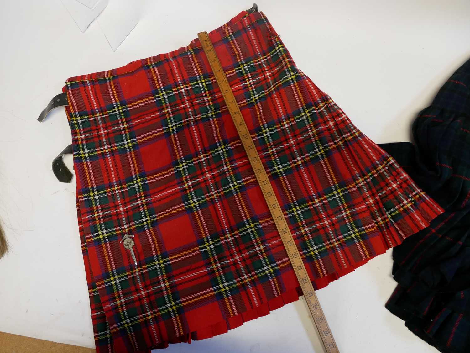 Scottish Highland costume, to include Sgian and Dubh, a Dirk with plated mounts, cased set of - Bild 17 aus 53