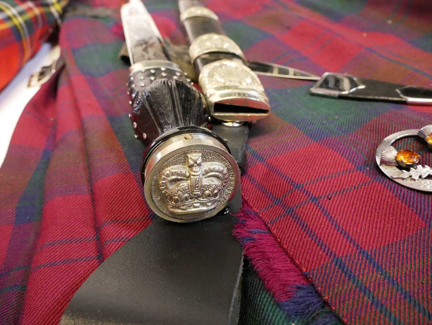 Scottish Highland costume, to include Sgian and Dubh, a Dirk with plated mounts, cased set of - Bild 8 aus 53