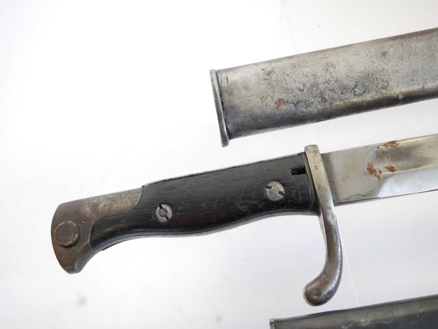 Two German WWI S.98/05 short butchers bayonets and scabbards, both by Mauser with factory stamps - Image 3 of 15