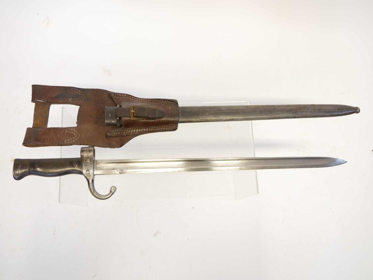 French 1892 Berthier 1st pattern bayonet and scabbard, with leather frog stamped E203. Buyer must be - Image 2 of 9