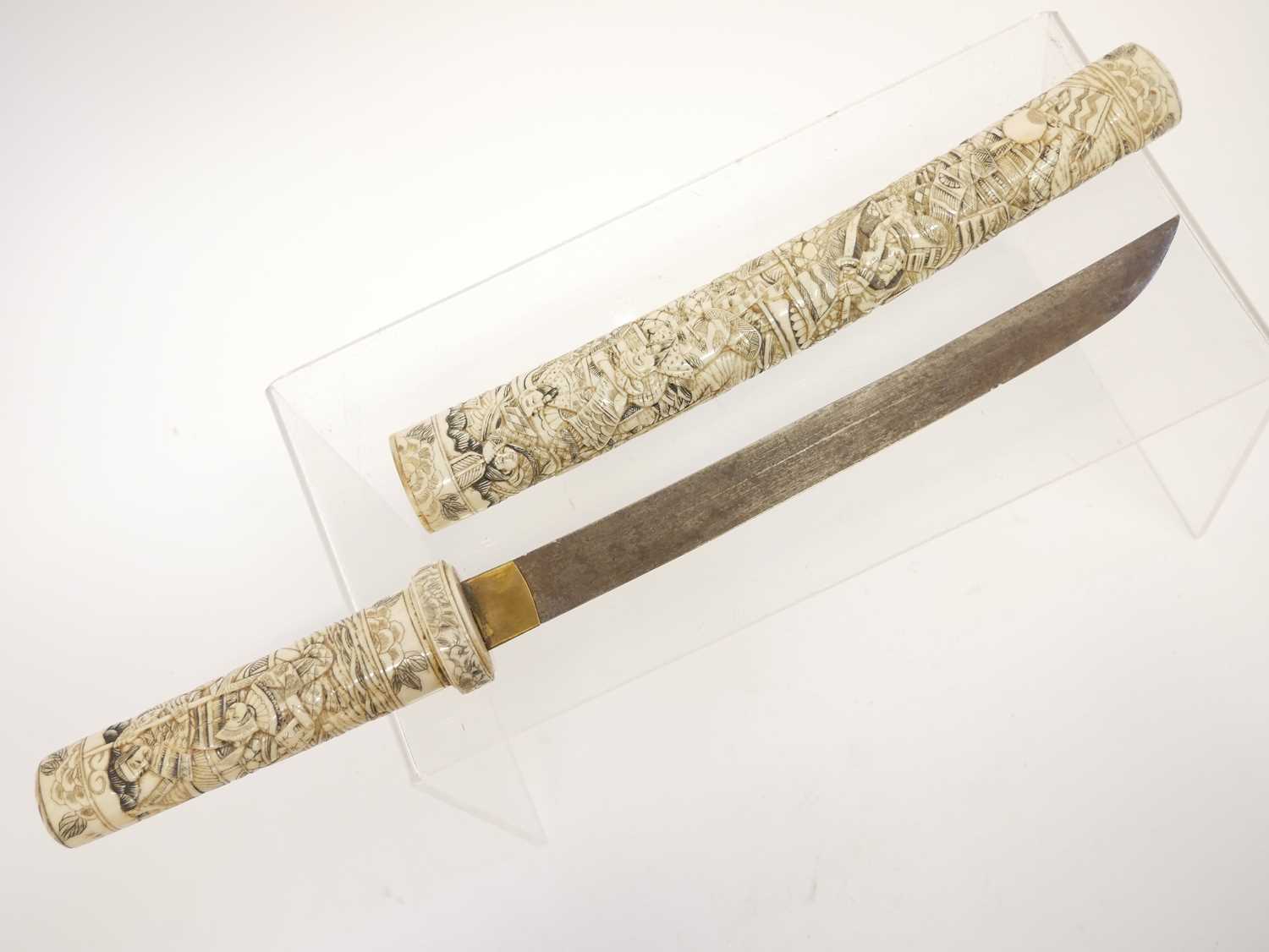 Japanese bone mounted tanto dagger, slightly curved 9.5 inch cutting edge blade, the mounts carved - Image 2 of 16