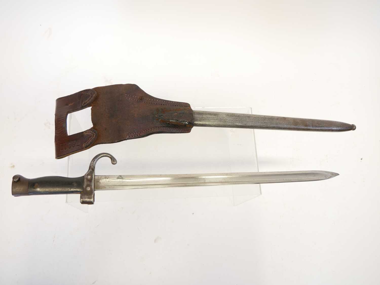 French 1892 Berthier 1st pattern bayonet and scabbard, with leather frog stamped E203. Buyer must be - Image 5 of 9