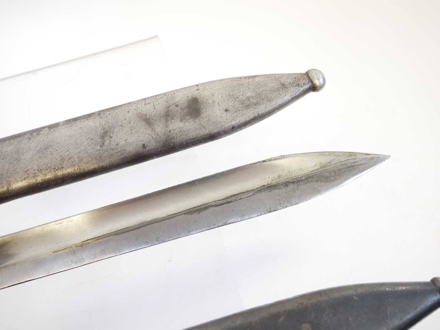 Two German WWI S.98/05 short butchers bayonets and scabbards, both by Mauser with factory stamps - Image 4 of 15