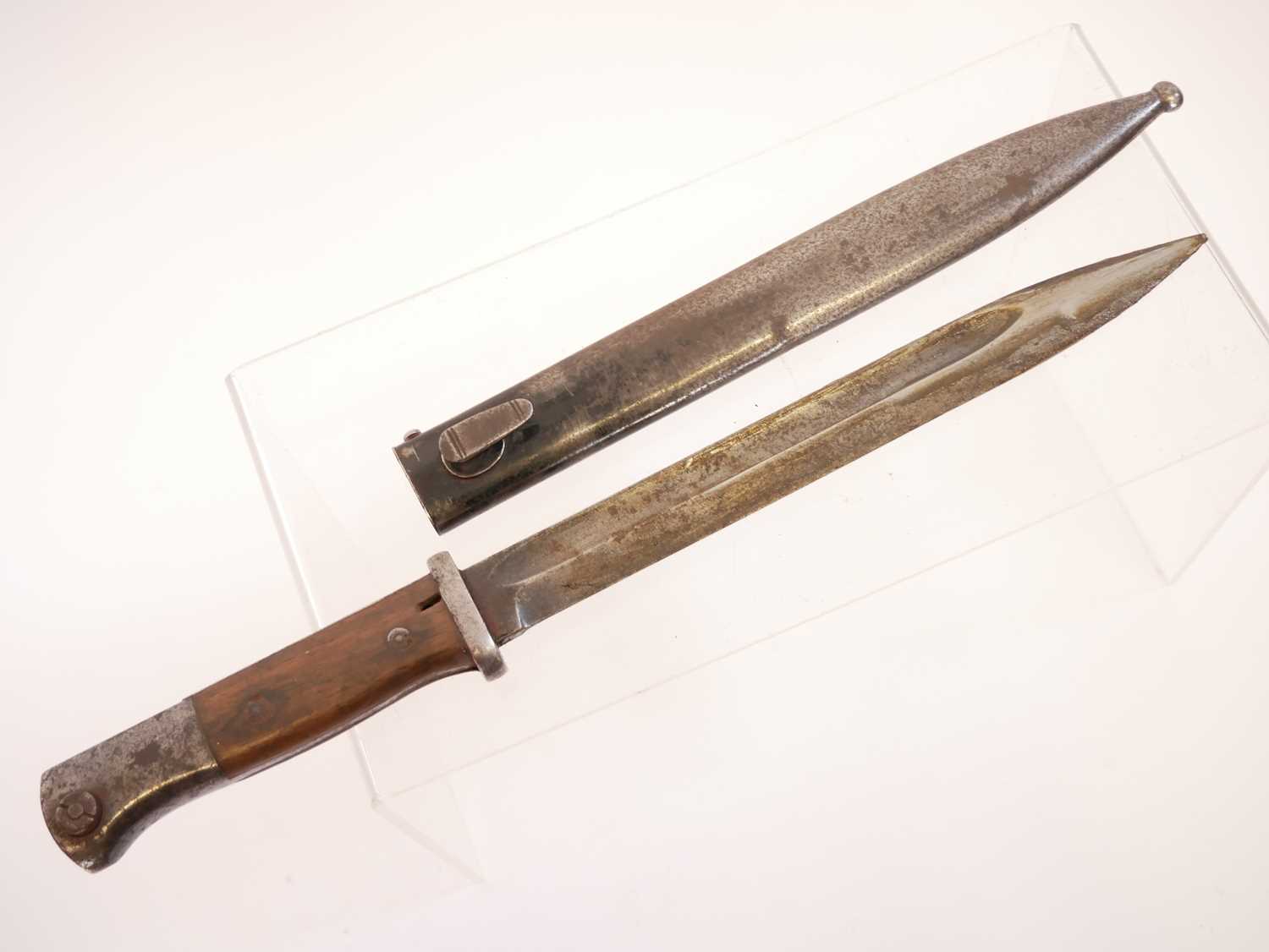 German Mauser K98 S.84/98 WWII bayonet with scabbard, serial numbers E1024, with Waffenamt stampings - Image 2 of 10