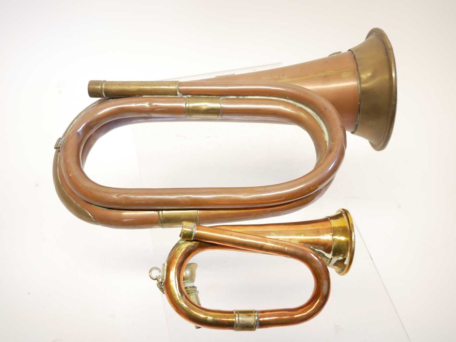Collection of items, to include a Royal Artillery bugle, one other miniature bugle, a powder - Image 10 of 11