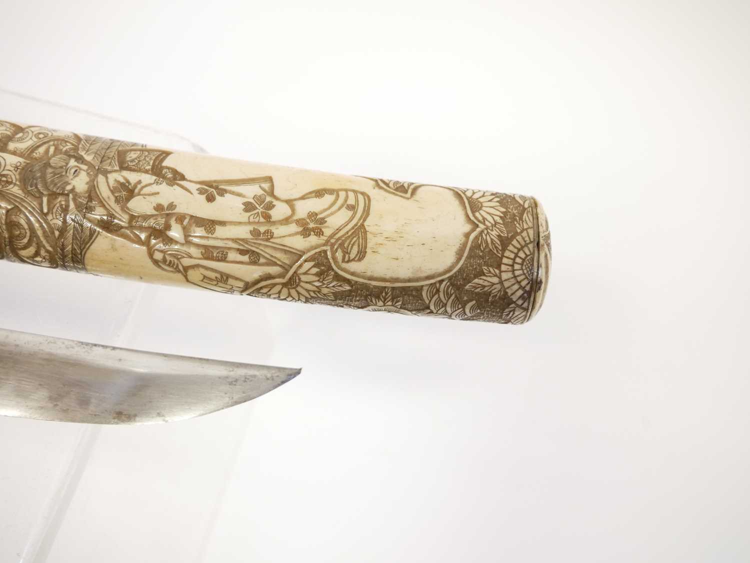 Japanese bone mounted tanto dagger, slightly curved 11inch cutting edge blade, the mounts carved and - Image 6 of 14