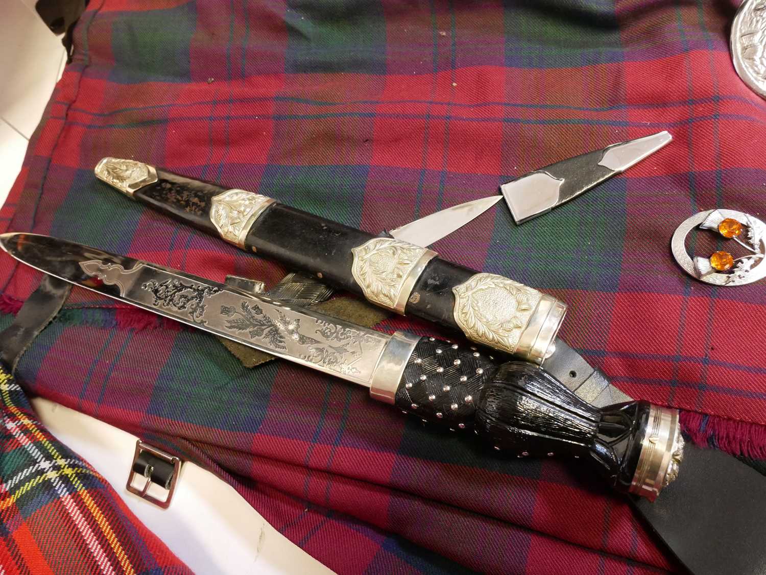 Scottish Highland costume, to include Sgian and Dubh, a Dirk with plated mounts, cased set of - Bild 9 aus 53