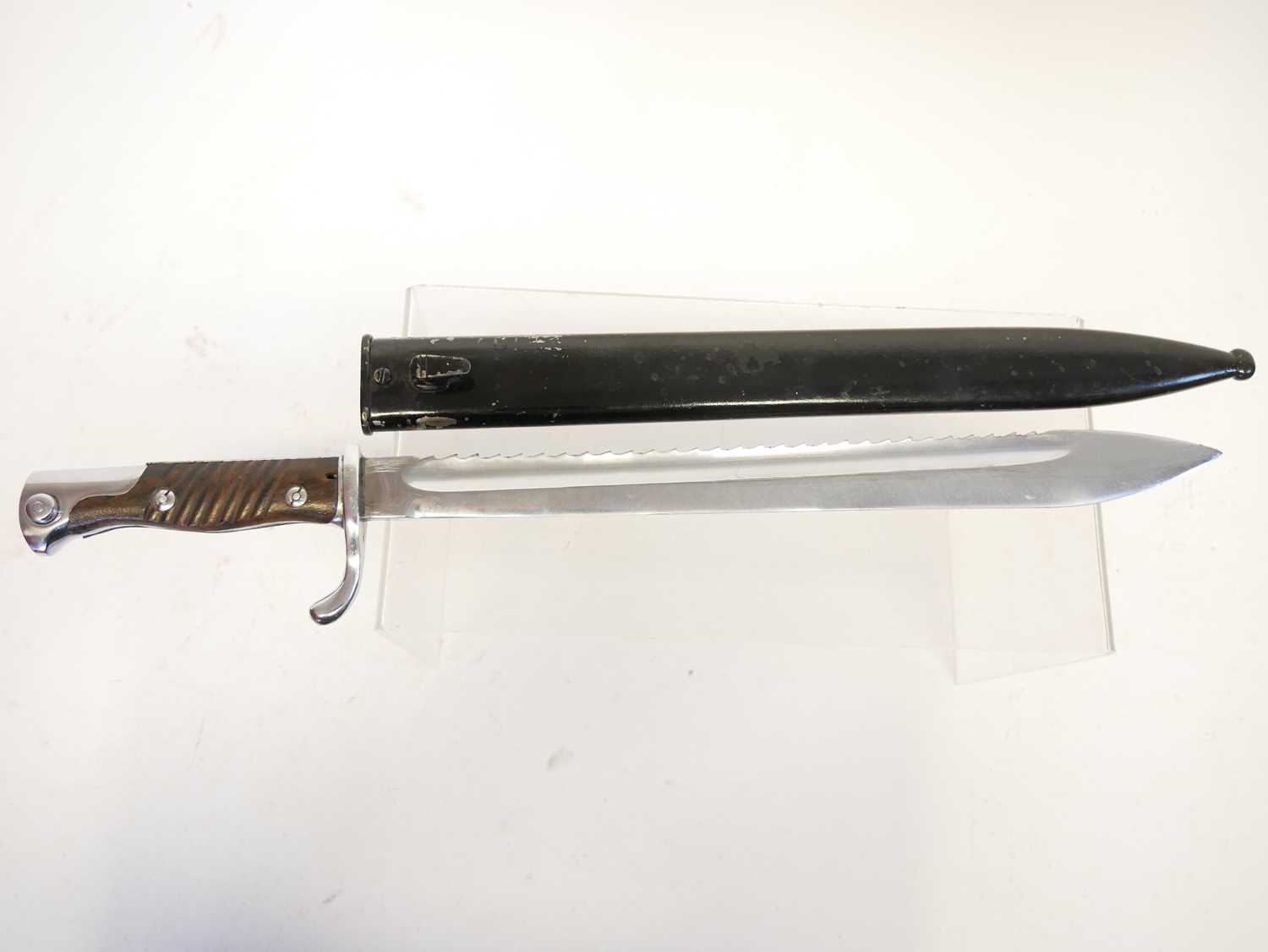 German WWI S.98/05 sawback butchers bayonet and scabbard, the ricasso stamped with makers mark - Image 2 of 9