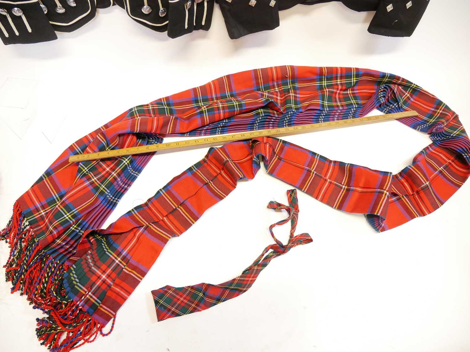 Scottish Highland costume, to include Sgian and Dubh, a Dirk with plated mounts, cased set of - Bild 25 aus 53