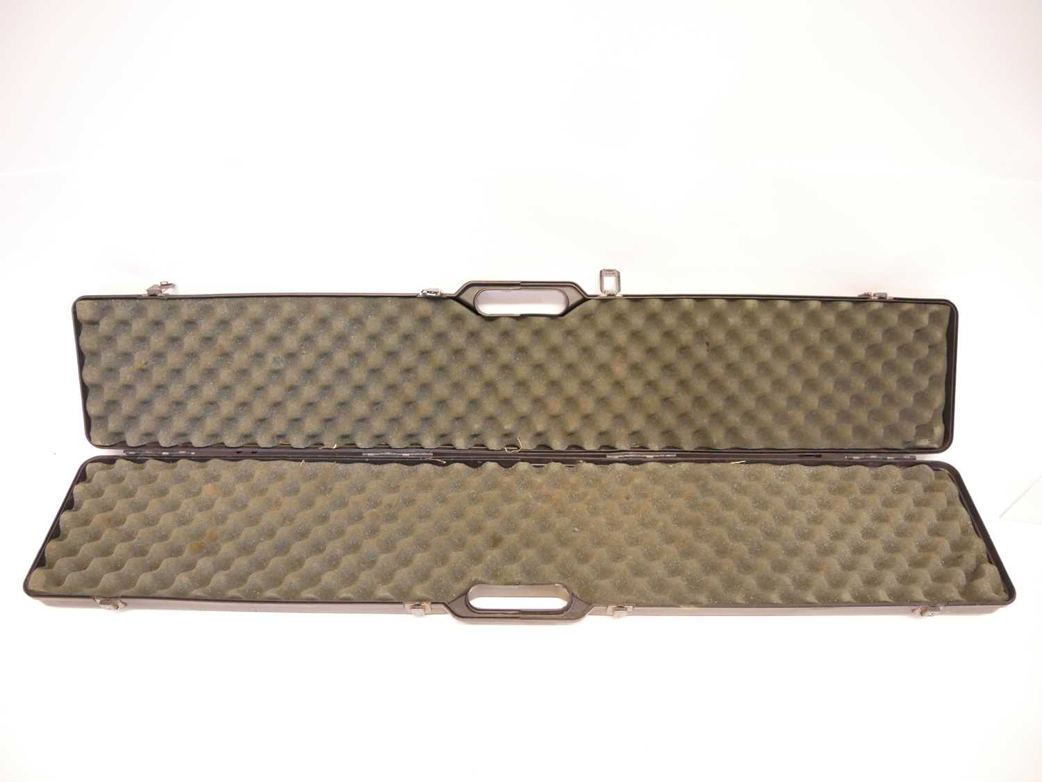 MTM hard plastic rifle case, together with three pistol cases – one aluminium the others plastic and - Bild 4 aus 4