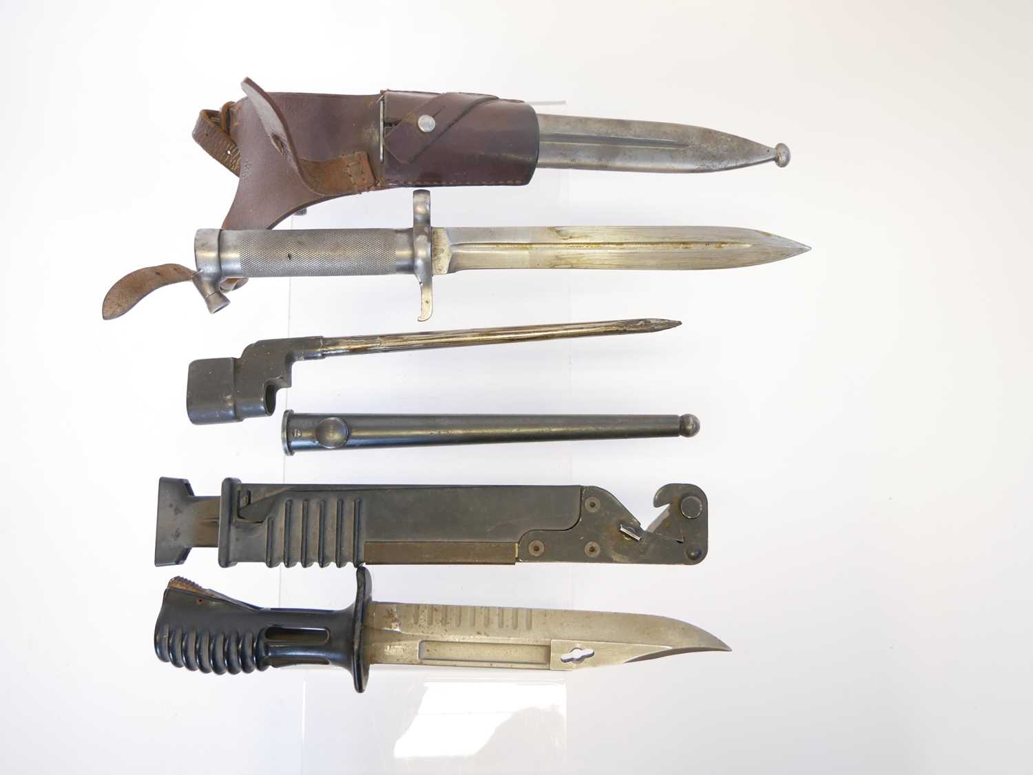 Collection of bayonets, to include two L.1.A.3. SLR bayonets and scabbards, one lacking the muzzle - Image 6 of 9