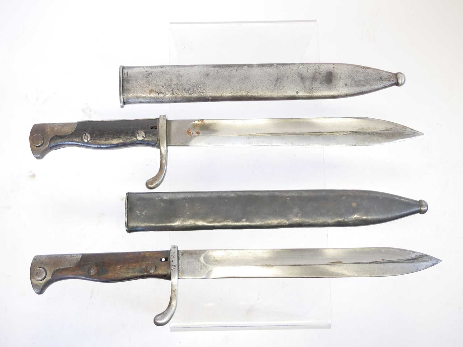 Two German WWI S.98/05 short butchers bayonets and scabbards, both by Mauser with factory stamps - Image 2 of 15