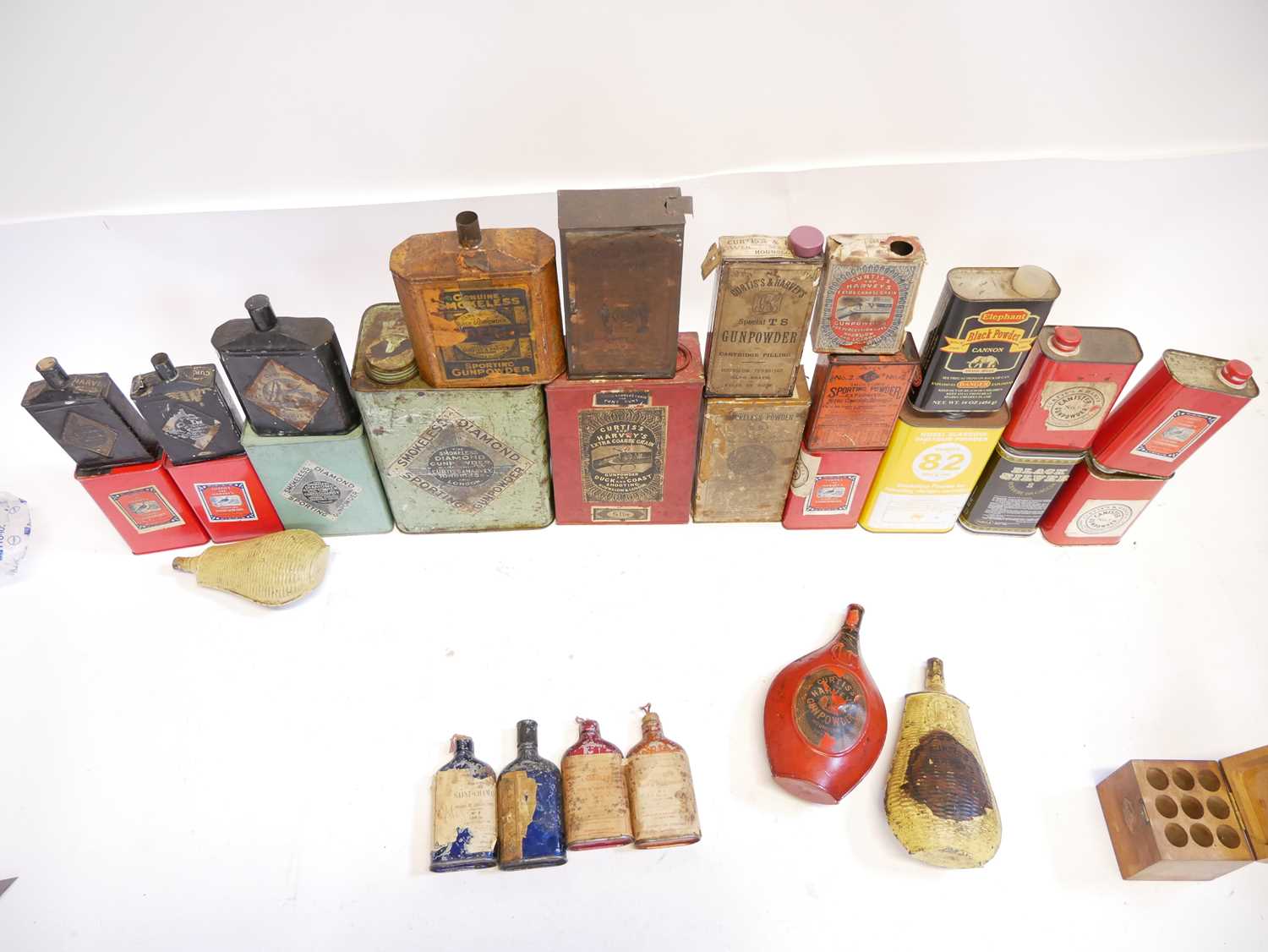 Twenty eight vintage black powder and nitro powder tins, all empty for display purposes only, also a - Image 7 of 7