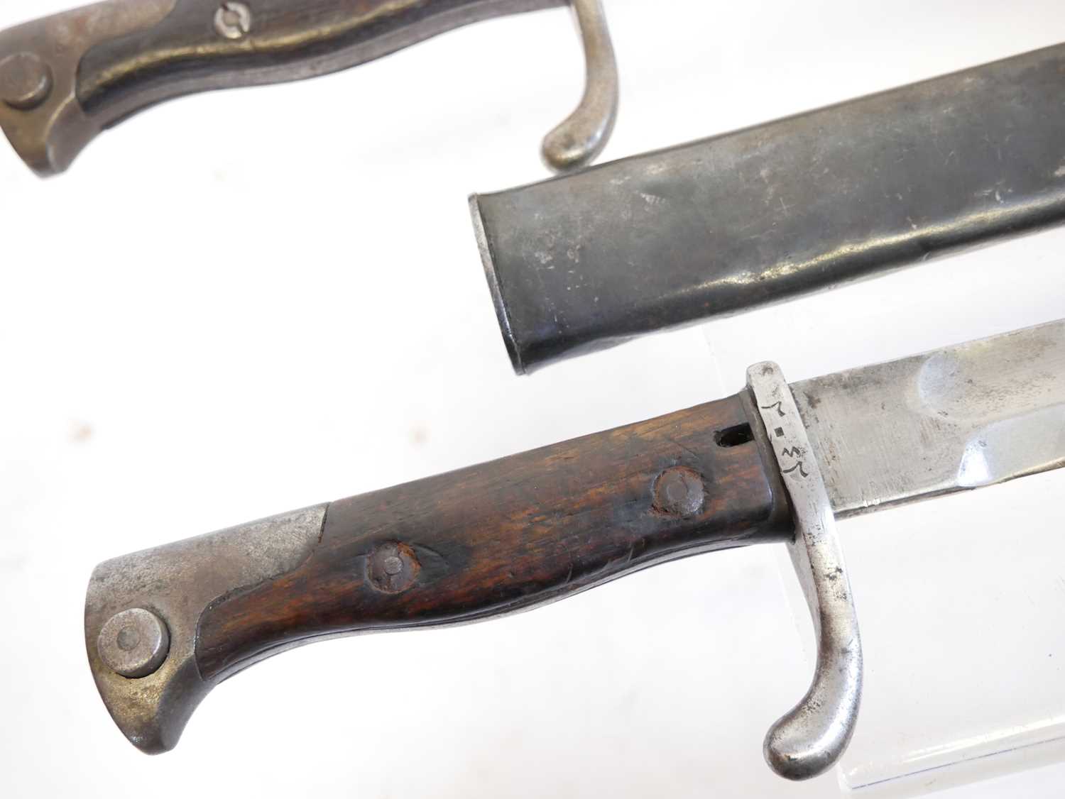 Two German WWI S.98/05 short butchers bayonets and scabbards, both by Mauser with factory stamps - Image 5 of 15