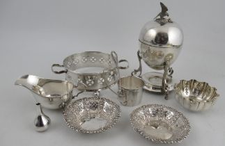 A collection of hallmarked silver, to include a sauce boat, pair of dishes, weight 11oz, together