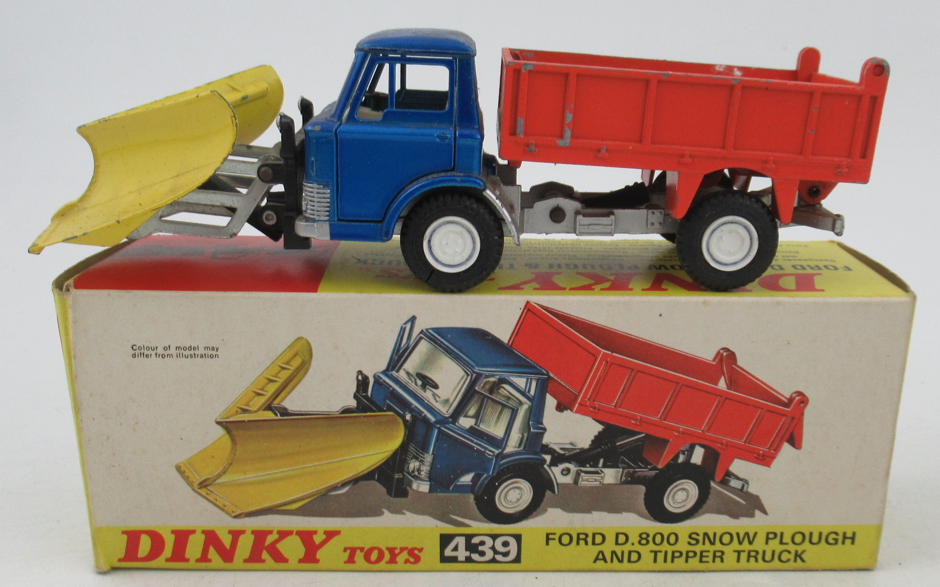 A boxed Dinky Toys Ford D.800 snow plough and tipper truck, number 439, together with other - Bild 5 aus 6