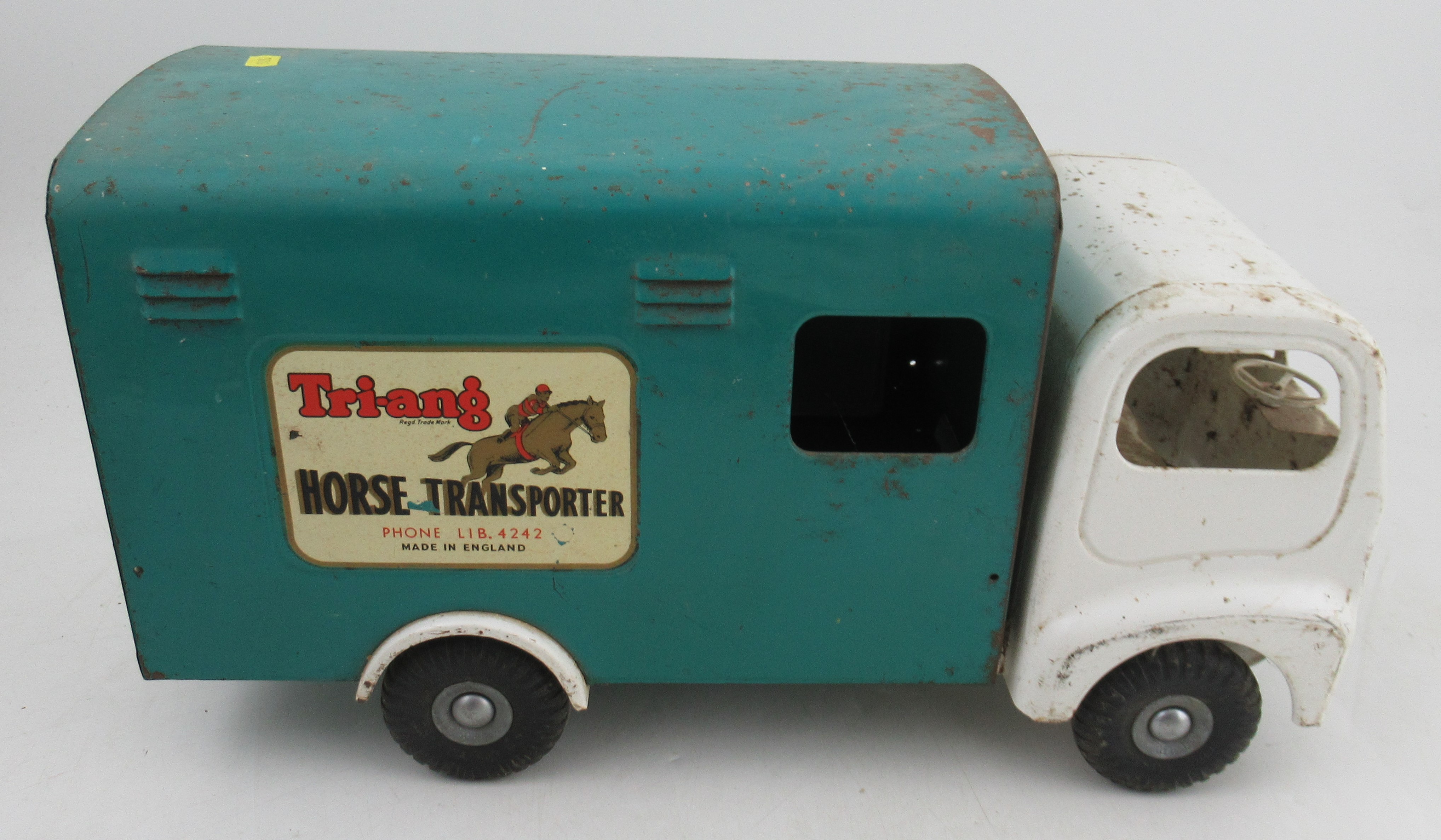 A Tri-ang Horse Transporter, together with a Tri-ang milk float with milk bottles - Bild 4 aus 9