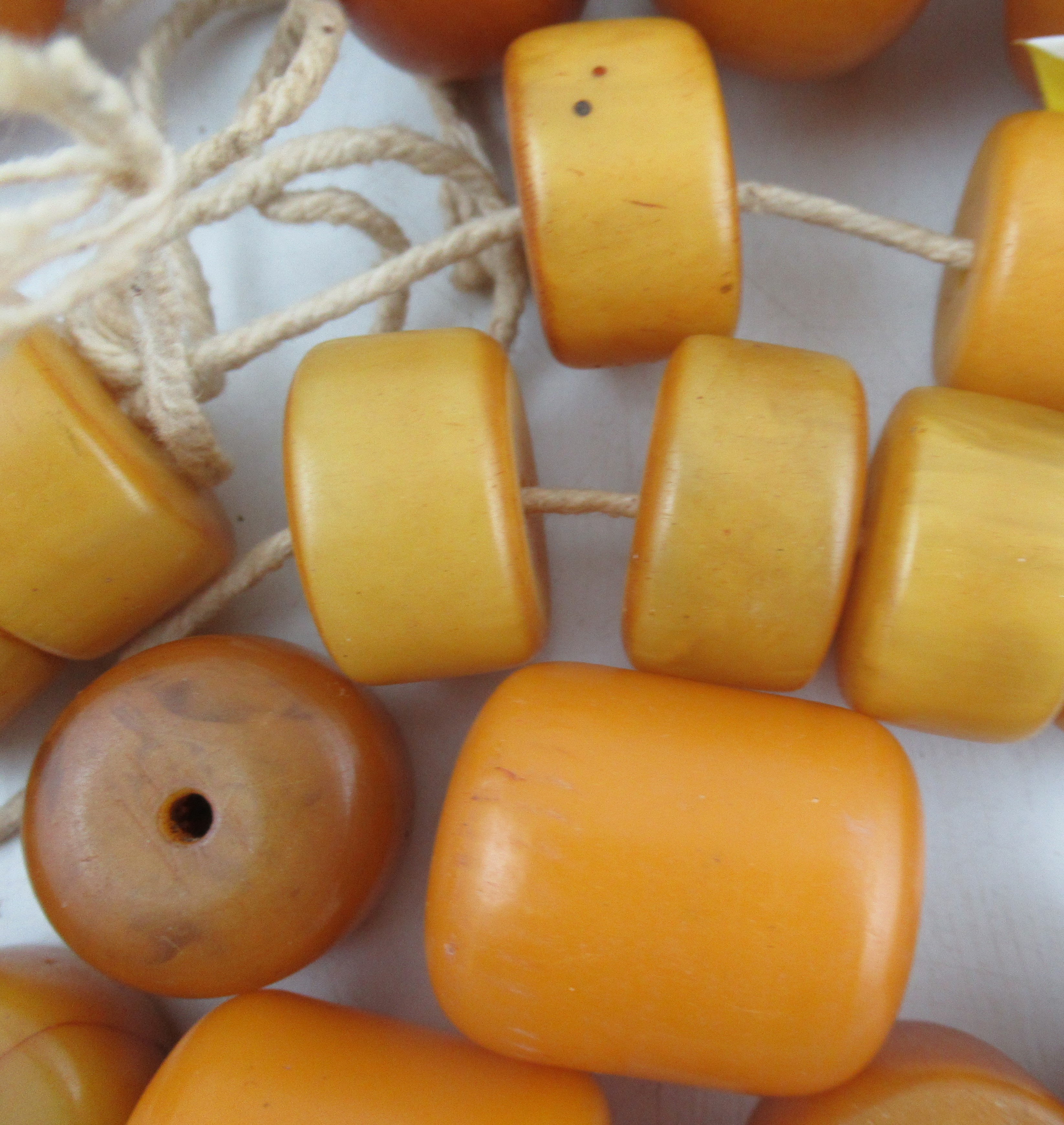 A collection of assorted amber type beads - Bild 3 aus 3
